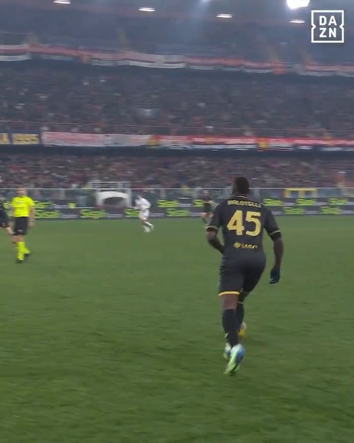 A tanto così dal primo gol 🤏⚽ Meret e il palo fermano Super Mario ❌ #GenoaNapoli #SerieAEnilive #DAZN