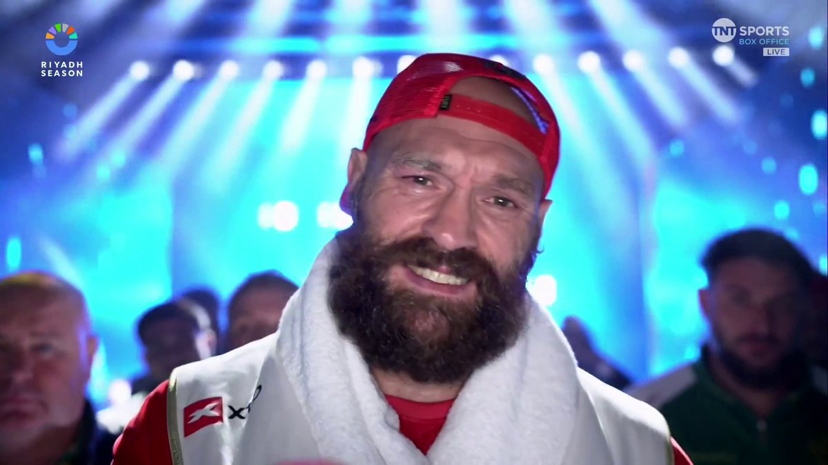 Tyson Fury walked out to Mariah Carey wearing a Santa Suit 😂🎅 (via Boxing on TNT Sports)