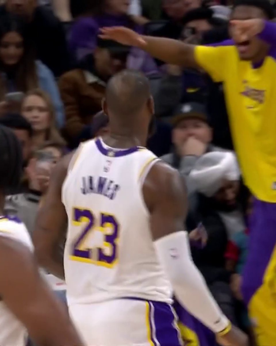 LEBRON JAMES IS NEARLY 40 YEARS OLD DOING THIS 😲 This stretch for the Lakers to close the quarter against the Kings 🔥