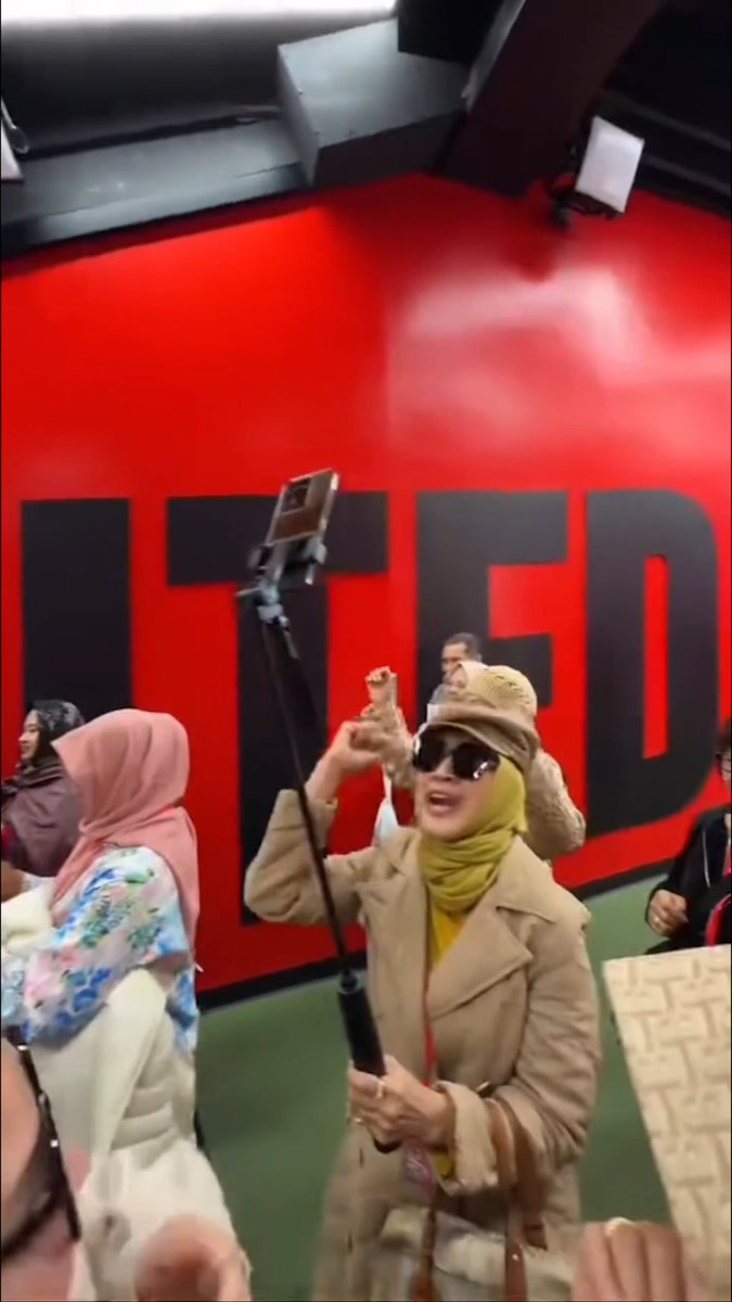 Diam kerja multitasking, bergerak bikin Old Trafford bising. 😎 Selamat Hari Ibu untuk ibu-ibu hebat yang tak gentar hadapi segala situasi. Doakan kita selalu untuk kemenangan di masa depan. 👩🇮🇩 📽️: TikTok/halimchan #MUFC #HariIbu #MothersDay #HariIbuNasional
