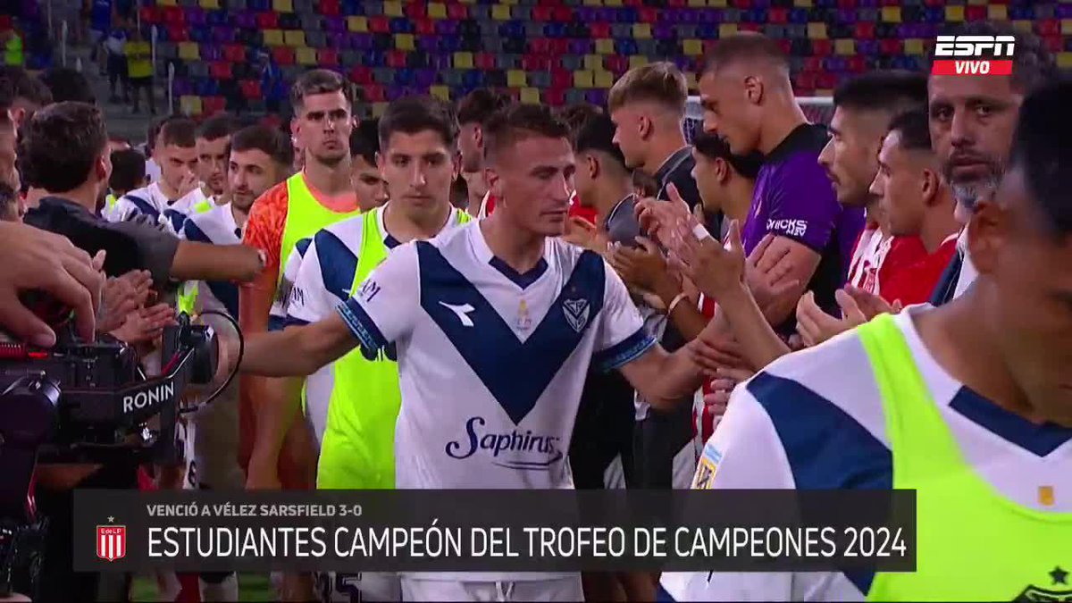 El pasillo de los jugadores de Estudiantes a los de Vélez. 🥹