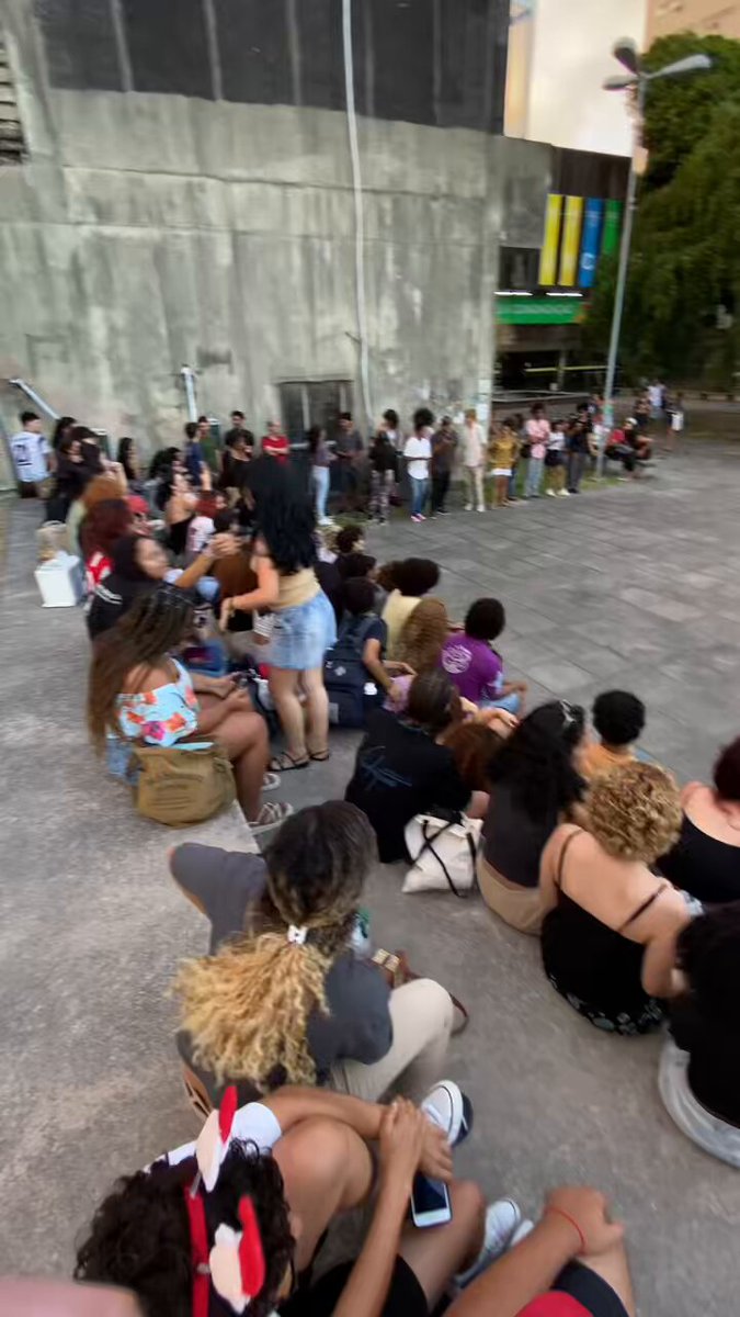 Apenas um concurso de sósias do Djavan na Universidade Federal de Pernambuco.