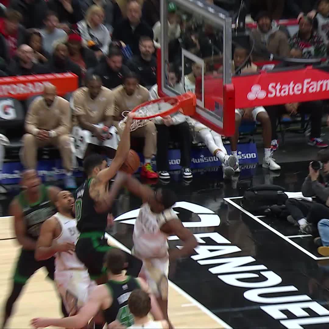 JT's ferocious slam got us out of our seats making it tonight's JetBlue Play of the Game 🔨