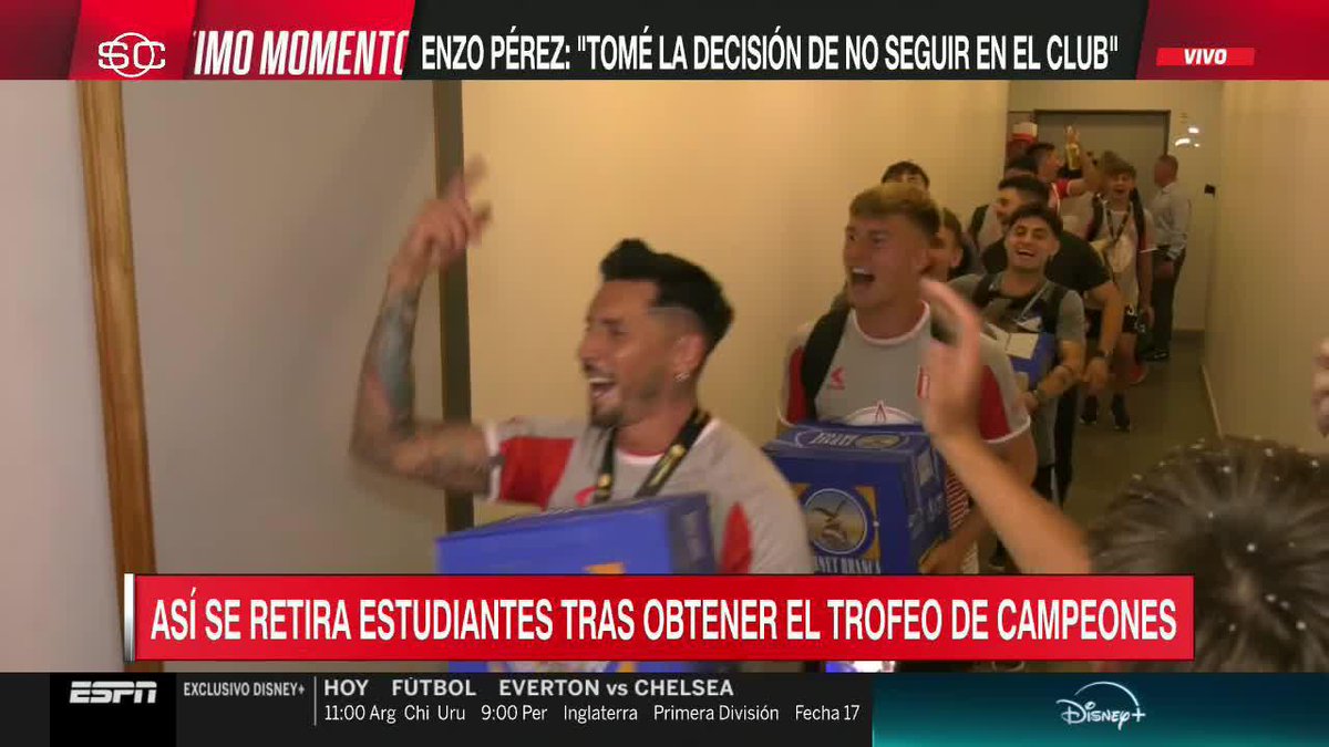 "YA SE ACERCA NOCHEBUENA, YA SE ACERCA NAVIDAD, PARA TODOS LOS TRIPEROS..." 😎 Así se retira el plantel de Estudiantes del Madre de Ciudades: ¡No puede faltar el fernet para el campeón del #TrofeoDeCampeones! 📺 #DisneyPlus | #SportsCenter