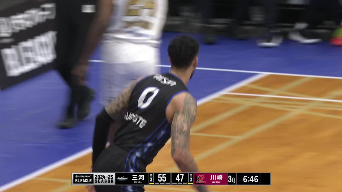 ゲームみたいな範囲🎮 #0 ザック・オーガストの吸い込まれていくようなダンク🏀 3Q 残り8:38 三河 49-39 川崎 📡B.LEAGUE全試合見放題なのは「バスケットLIVE」だけ! #シーホース三河 #超えていけ
