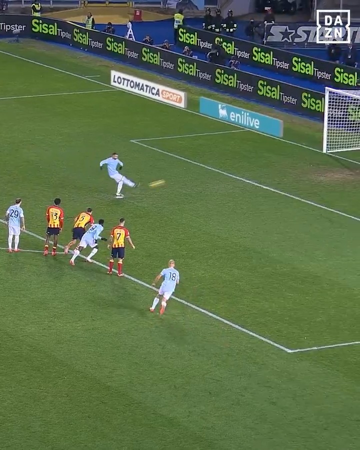 Guilbert ferma Castellanos con un braccio 👀 Cartellino rosso 🟥 Rigore per la Lazio ✅ E il Taty spiazza Falcone ⚽️🧊 #Castellanos #LecceLazio #SerieAEnilive #DAZN