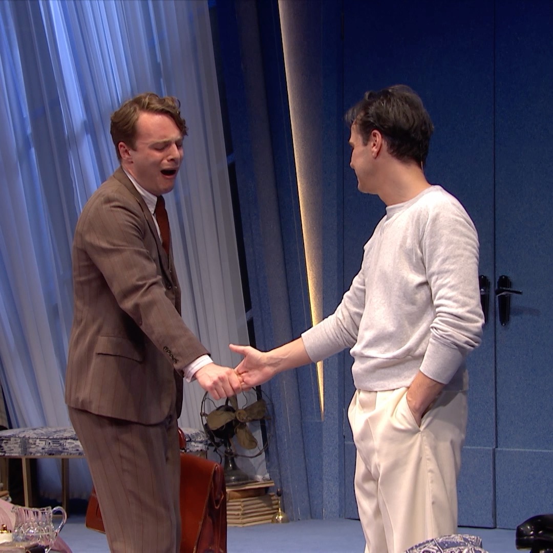 'I really think you'd be happier in Uckfield.' 🤣 You can watch the multi award-winning #PresentLaughter on #NationalTheatreAtHome Also available with Spanish subtitles. From The Old Vic