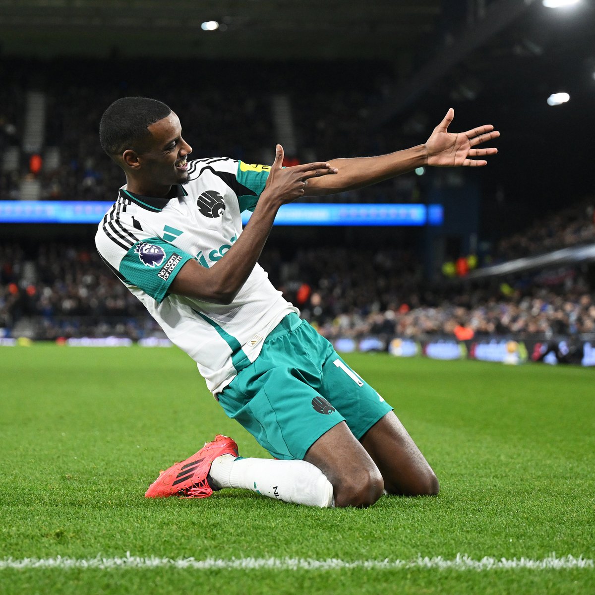 As much as I want him to succeed at Liverpool, I just imagined Núñez in all of these scenarios and simply started giggling. Alexander Isak is an absolute joke of a footballer, these finishes are beyond world class. So composed. Should break the bank.