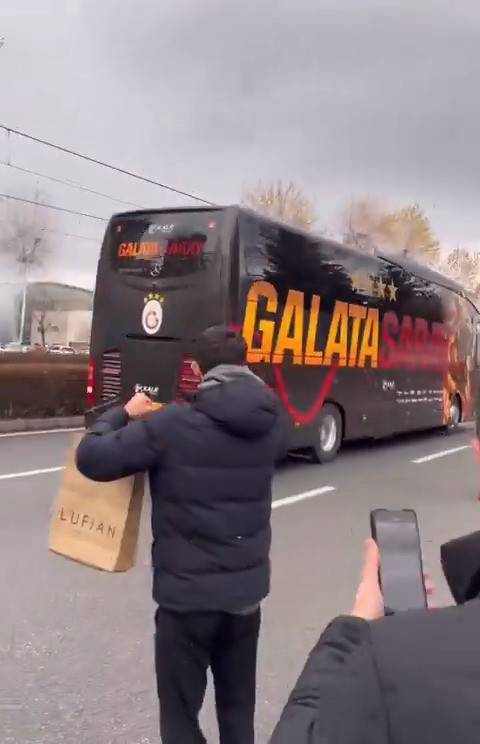 💛❤️ Oyuncularımız stadyum yolunda otobüsün camlarına vuruyor.