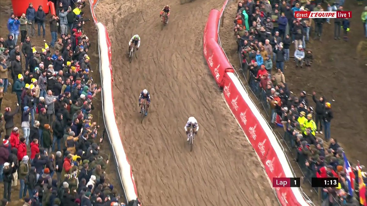 Image impressionnante : Mathieu Van Der Poel s'échappe dès la première descente à Zonhoven ! La Coupe du monde de cyclo-cross sur L'Équipe live > #lequipeVELO