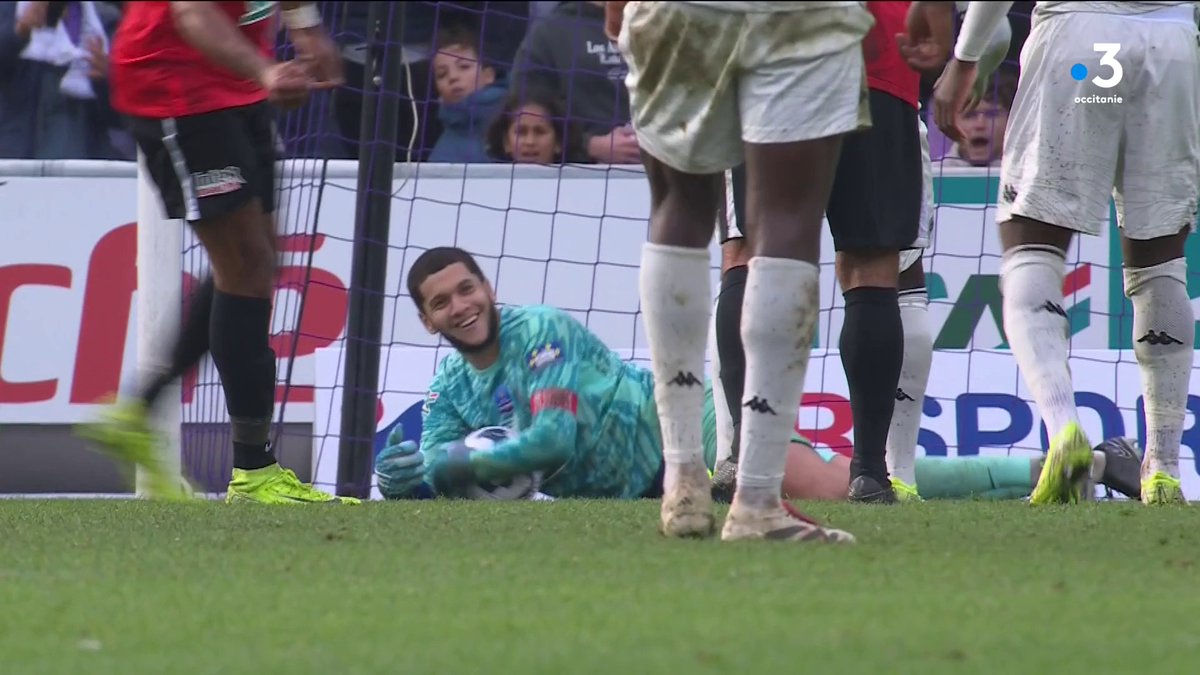 Fawzy Rabyi, le gardien de l'Union Saint-Jean (R1), est tellement heureux après avoir arrêté le penalty de Breel Embolo ! 😁 (francetvsport)