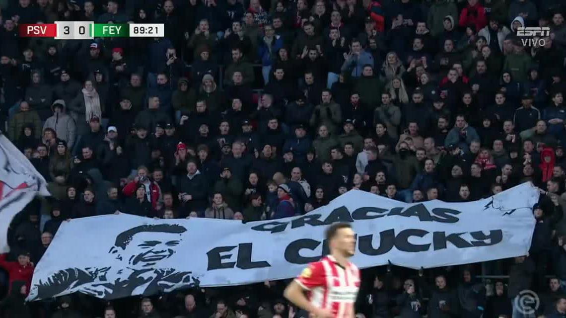 ¡PIEL CHINITA! ❤ 🥹 ¡EMOTIVO HOMENAJE AL CHUCKY LOZANO! Su estadio y afición lo recibe con ovación y una manta al ingresar al campo: 👏 "GRACIAS, EL CHUCKY"