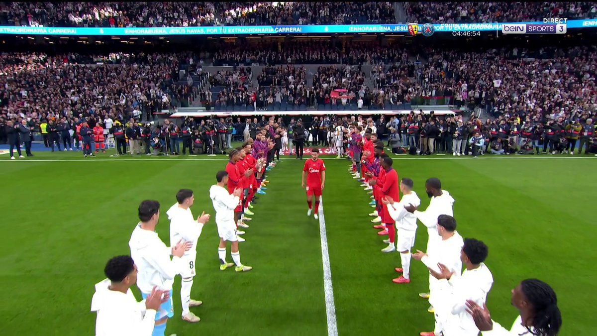 [📺 LIVE] 🇪🇸 #LALIGA 👏🥹 La magnifique haie d'honneur et l'ovation du Bernabeu pour le dernier match de Jesus Navas ! #RealMadridSevillaFC