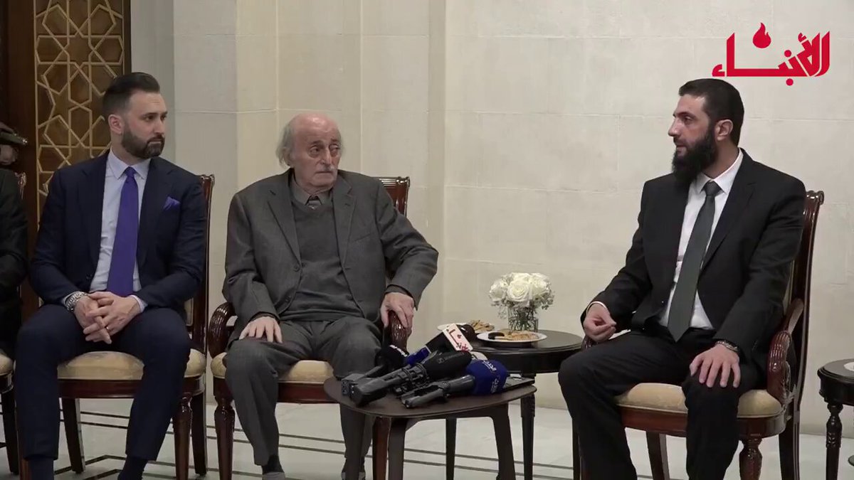 ما شأننا بأحداث وقعت قبل 1400 سنة! كلما أسمع أحمد الشرع ومدى وعيه بالعصر -بعد حالة التشدد بل والتطرف التي مر بها- أتذكر المعتوه #عبدالملك_الحوثي الذي يصر على تخلفه بل وغبائه وكأن عنده مناعة ضد التحديث، من منكم سيعمل بكمبيوتر بنظام "دوز" والعالم وصل Windows 11، هذه مصيبتنا معه.