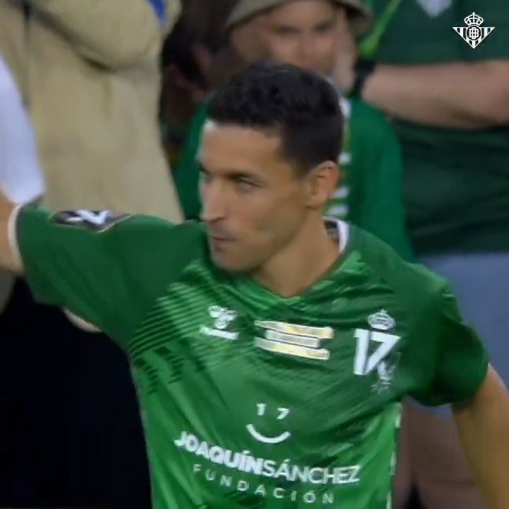 Un ejemplo para todos por su fútbol y sus valores ⚽️🏆 ¡Muchas felicidades por toda tu trayectoria, Jesús Navas! 👏😉