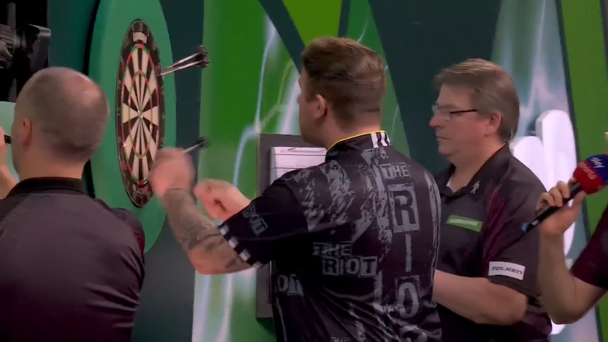 RYDZ STEALS THE SET! 💥 We've had it all in this first set! Callan Rydz breaks the Martin Schindler throw, after the German number one misses double 12 for the set in the previous leg and Rydz now leads this contest 1-0! 📺 #WCDarts