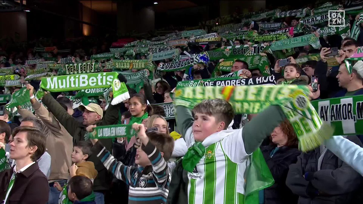 ¡Qué bonito suena el Benito Villamarín recibiendo a su Real Betis Balompié 🌴💚 por última vez en este 2024! 😍💚 #LALIGAenDAZN ⚽️