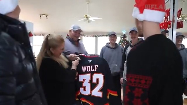 In our latest edition of Hockey Stars In Cars, presented by Enterprise, Wolfie dropped off some Christmas presents to season ticket members 🎄 Watch the full episode: