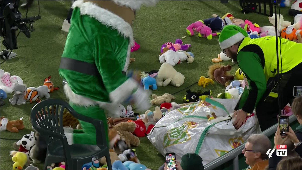 "The power of football!" 👏 Real Betis fans throw thousands of toys onto the Benito Villamarín pitch for children most in need of them this Christmas 🎄