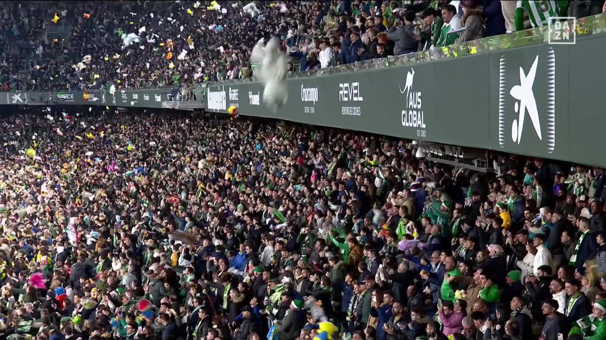 Foi cumprida a melhor tradição de Natal: chuva de peluches dos adeptos do Betis para serem entregues a crianças desfavorecidas 💚