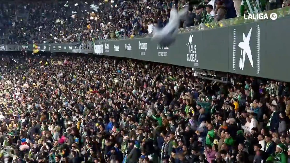 One of the best traditions in football as Real Betis fans throw toys on the field to be given to children during the festive period.🧸