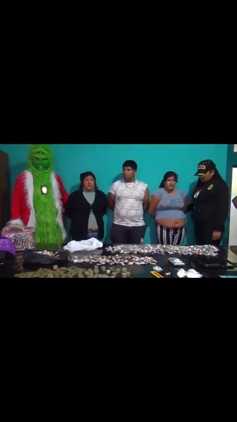 #Grinch de la Policía Nacional del Perú acaba con la Navidad de microcomercializadores de droga En un rápido operativo, el Escuadrón Verde disfrazó de Grinch a uno de sus agentes para sorprender con las manos en la masa a clan de traficantes de droga. Se decomisó gran cantidad de marihuana.