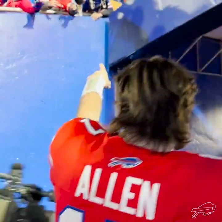 Sending Bills Mafia home with a souvenir. 🤗 Josh Allen | #ProBowlVote