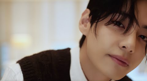 lo GUAPÍSIMO que se ve taehyung aquí, fri(end)s es un TEMÓN, no no no absolutamente todo está bien en este momento