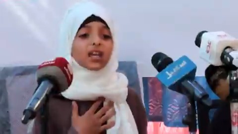 جهاد محمد ، طفلة يمنية تسرد لحظة تفجير عبدالملك الحوثي وعصاباته من #شبيحة_الحوثي لمنزلهم بعد قتل أبيها! ما تسرده هذه الطفلة من مشهد تفجير الحوثي لمنزلهم وقتل والدها أمر لا يمكن تخيل الوجع الذي نقشه هؤلاء الأغراب في ذاكرتها وحياة أسرتها.