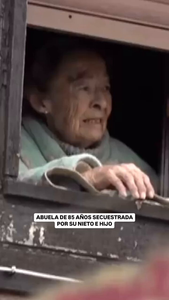 Una señora mayor vive encerrada por su propio hijo y su nieto. Alucinante que esto ocurra en España impunemente. La señora tiene que asomarse a la ventana a gritar auxilio.