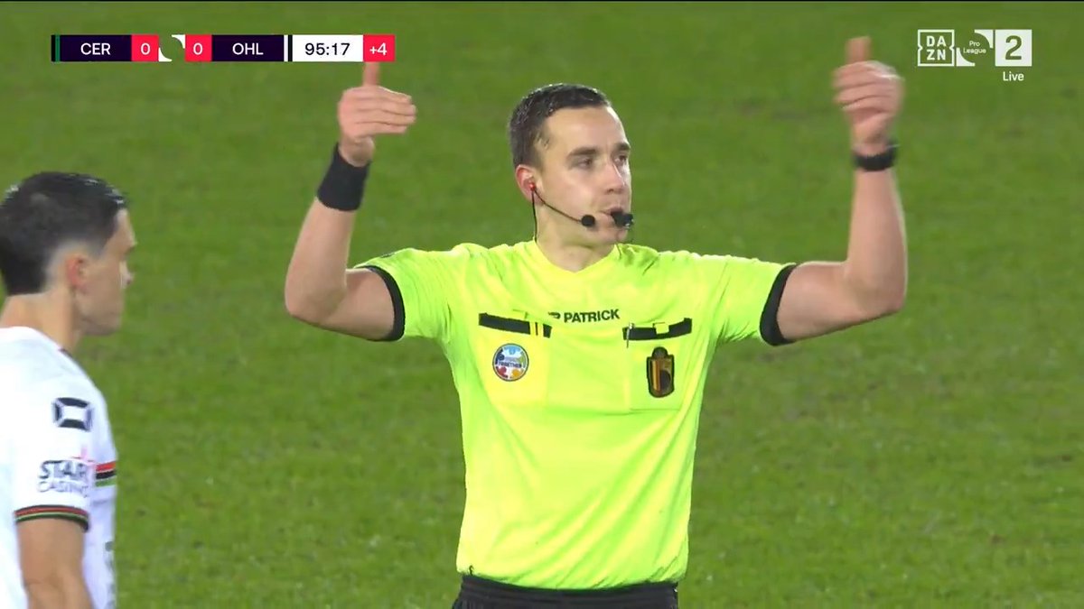 🙅♂️ 90+5’ De ref wuift een penalty-claim van Cercle Brugge weg 🔚 90+6’ De ref fluit #CEROHL af 🖥️ 90+7’ De ref herbekijkt de penaltyfase op het VAR-sherm 😱 90+8’ De ref geeft alsnog een penalty aan Cercle Brugge ⚽️ 90+10’ Kazeem Olaigbe maakt een levensbelangrijk doelpunt