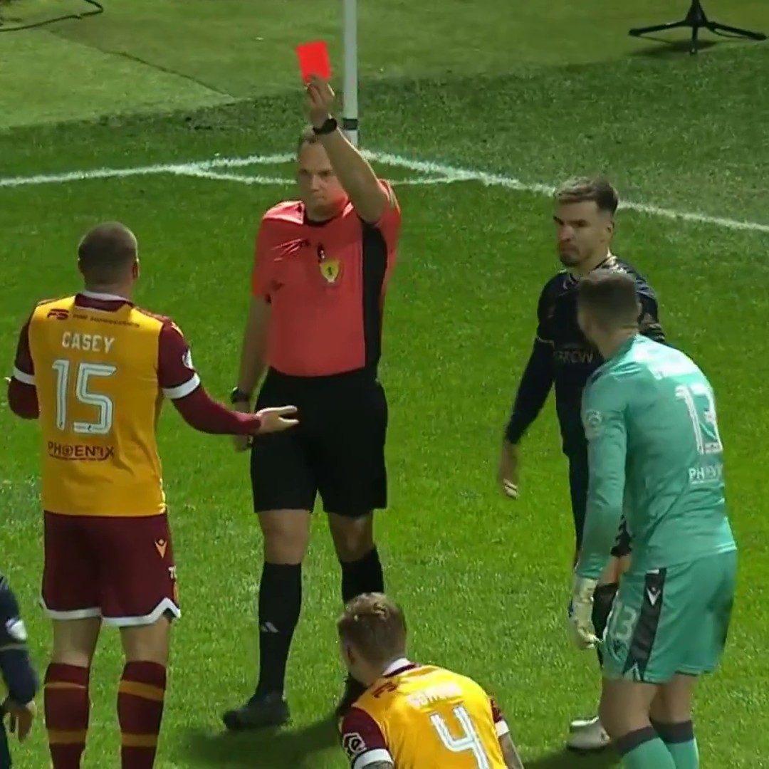🚨 Motherwell have appealed this red card shown to Dan Casey against Kilmarnock. Your thoughts on the decision? ⤵️