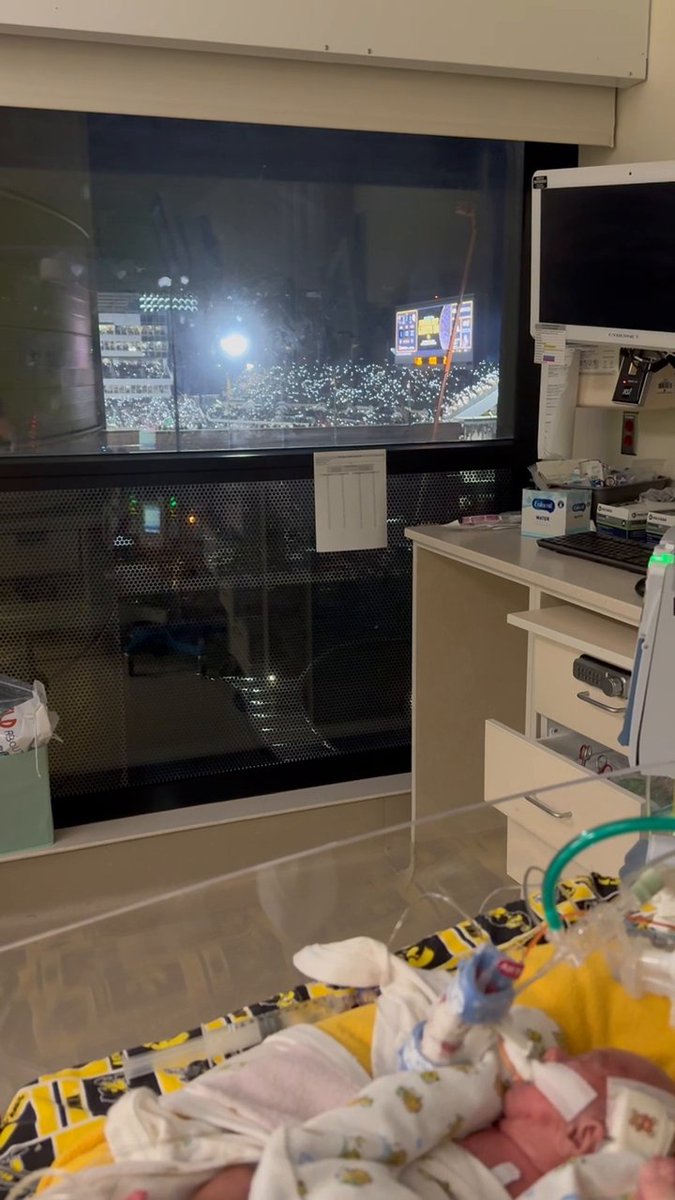 Cuteness alert! 😯🥰 Watch as 6-week-old Nathaniel—a preemie born 17 weeks early—seemingly turns to wave back to the crowd from our neonatal ICU during the Iowa-Wisconsin game. 👋