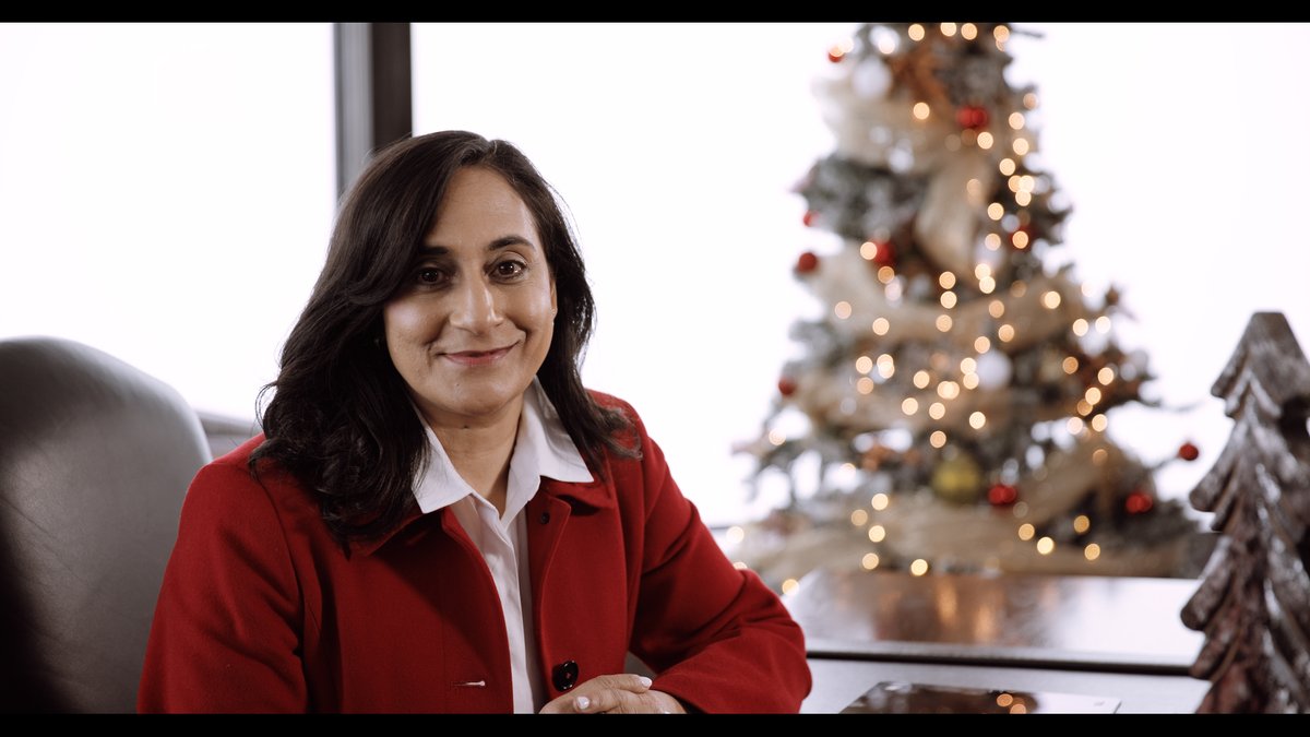 Sleigh ready? ✔️ Reindeers fed? ✔️ Approved flight plan? ✔️ Minister Anand didn’t just check Santa's 🎅 list (twice). She cleared him for flight in Canadian airspace this #Christmas. Happy Holidays! 🎄