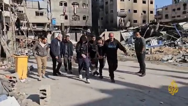 مشاهد حصلت عليها #الجزيرة تظهر اشتعال النيران في أحد المواطنين الفلسطينيين عقب استهدافه من قبل قوات الاحتلال أمام بوابة مستشفى كمال عدوان شمالي قطاع #غزة، ومحاولة عدد من الفلسطينيين انتشاله وسط تواصل إطلاق النار من المسيرات والآليات العسكرية #حرب_غزة #الأخبار