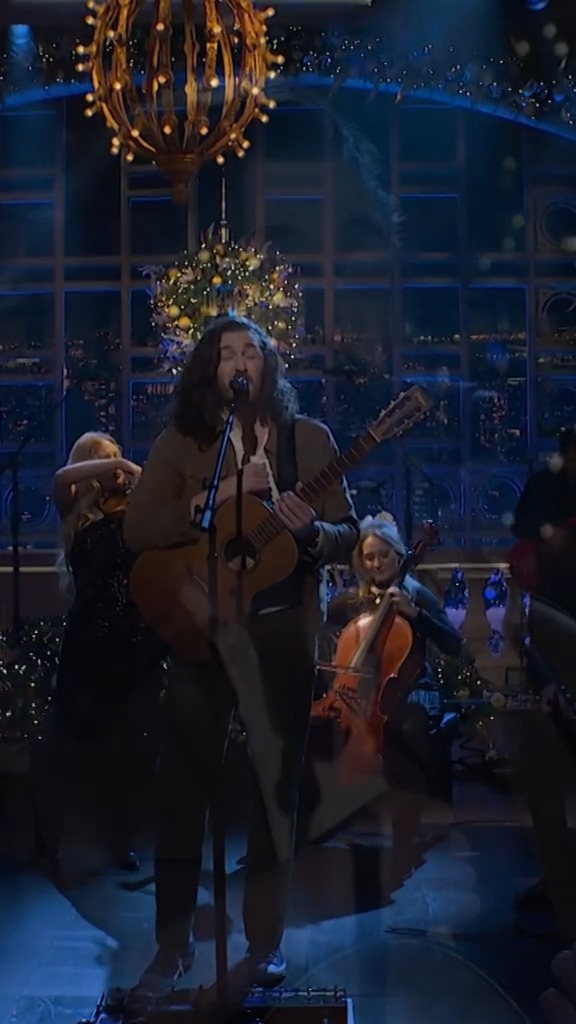 Hozier performed 'Fairytale of New York' on Saturday Night Live 🎄🎵 What a stunning tribute 💛 📸 SNL