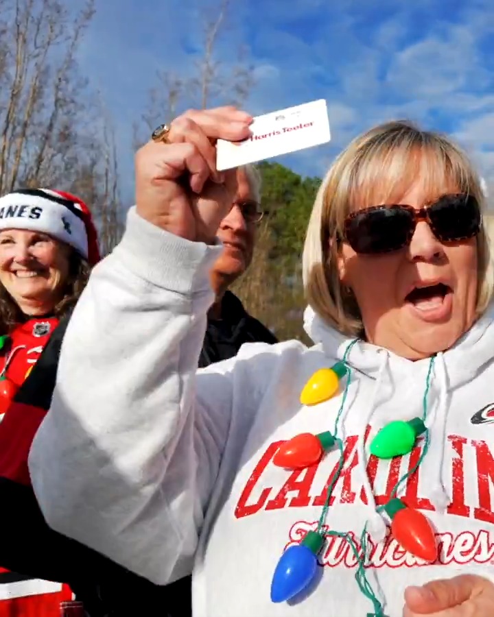 The best way to spread Christmas cheer is surprising Caniacs with tailgate swag from Harris Teeter 🎅