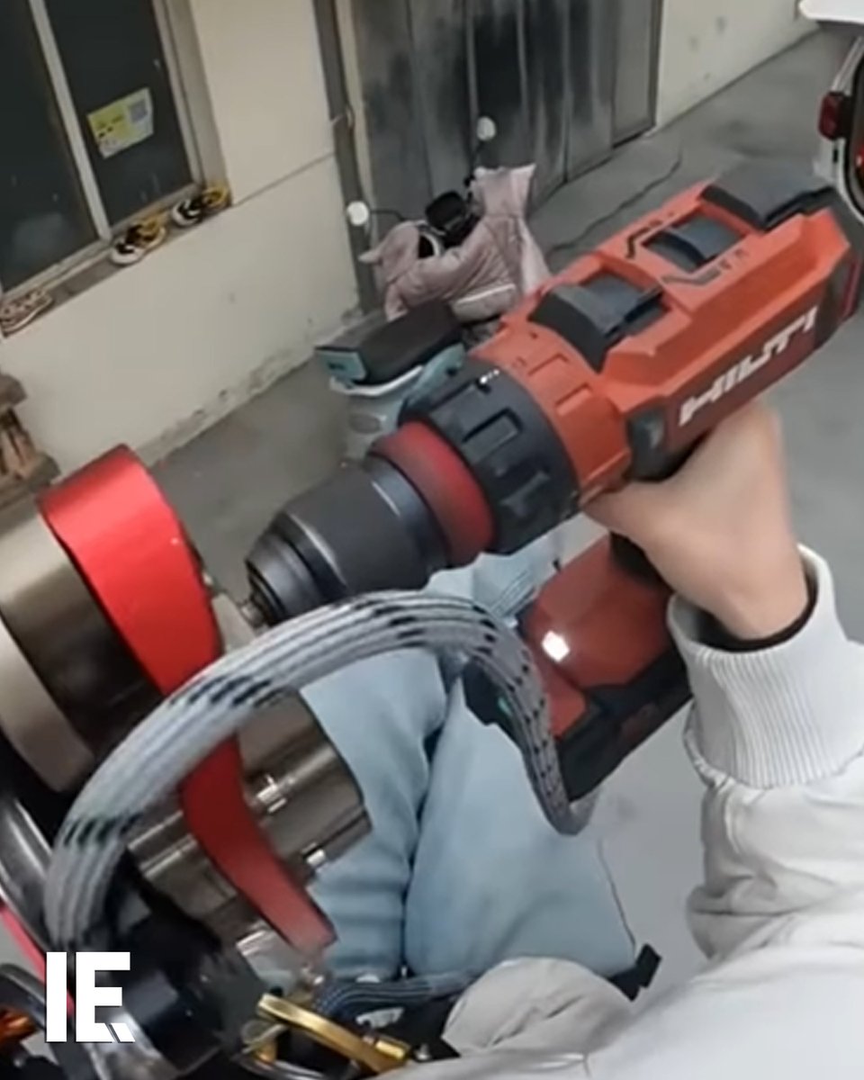 Watch how this simple pulley system can rapidly pull a person from the ground. 📽️: Instagram/ the_world_of_elevator #pulleysystem #Elevator #escalator #powertools