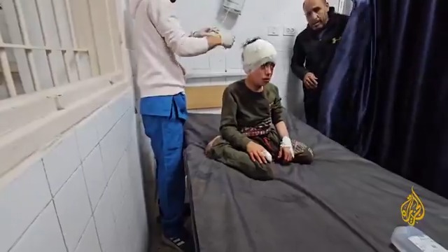 استشهاد 4 فلسطينيين وإصابة آخرين بينهم نساء وأطفال في غارة إسرائيلية استهدفت منزلا في محيط سوق "العملة" في البلدة القديمة شرق مدينة #غزة #حرب_غزة #الأخبار