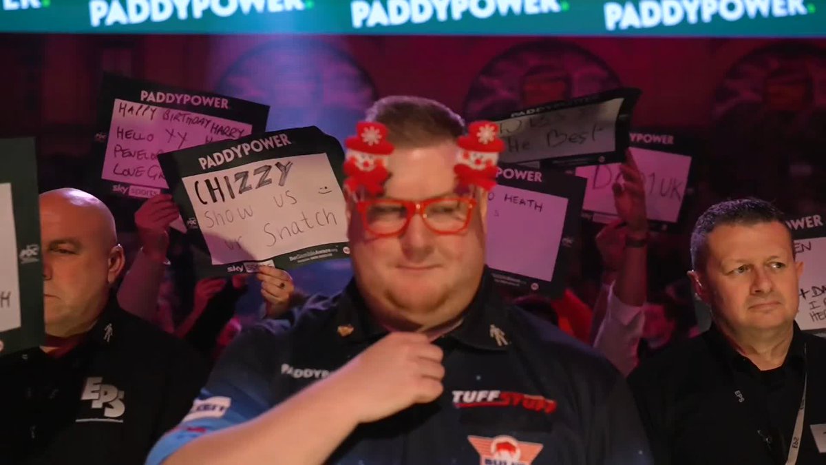 What a walk-on! 🎅😂 Ricky Evans bringing plenty of festive cheer to Alexandra Palace ahead of his clash against Dave Chisnall! #WCDarts