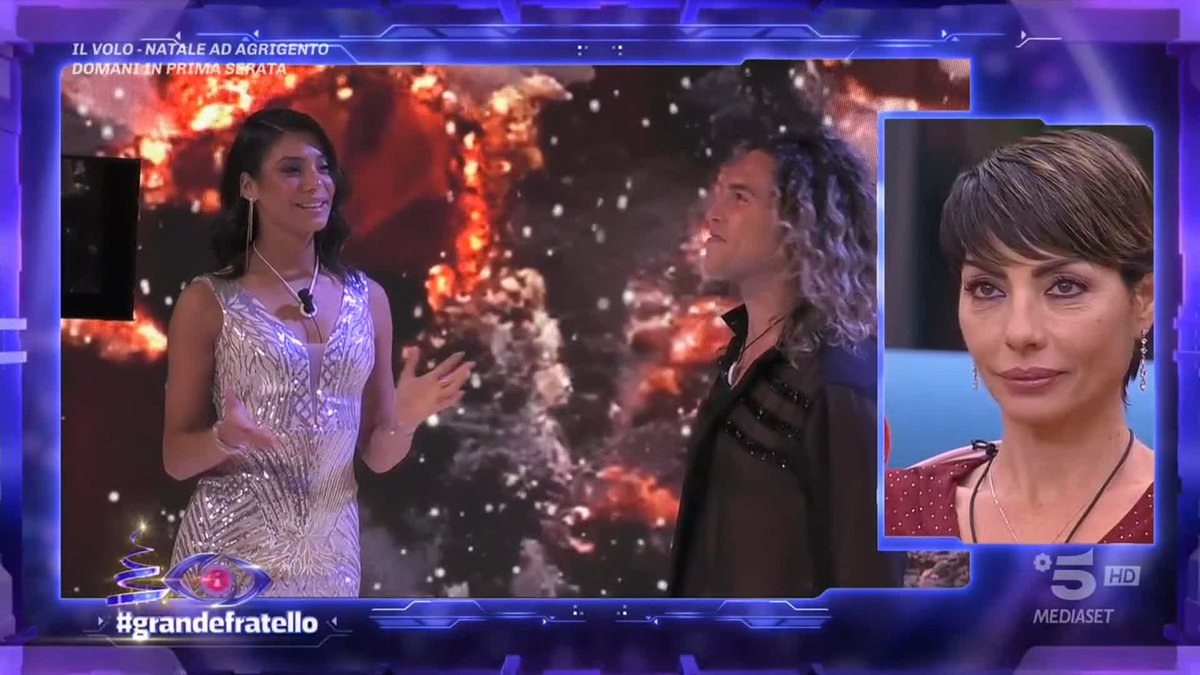E che bacio sotto il vischio sia! ❤️🔥 #GrandeFratello