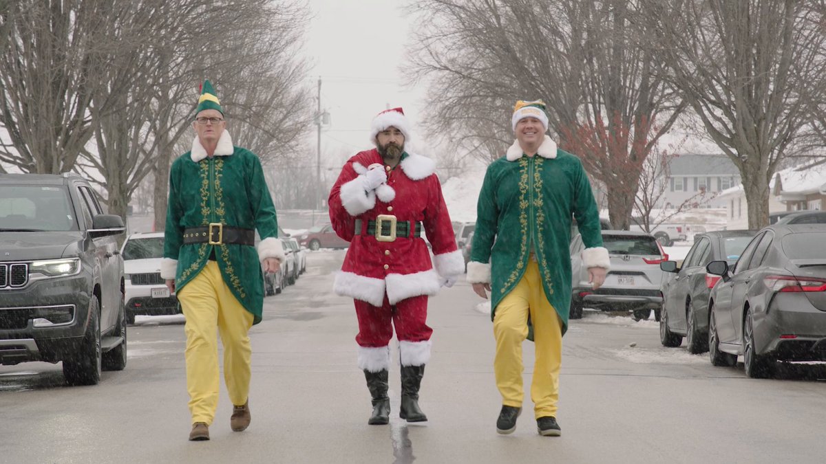 Santa Kelce brought two elves with him to hand out holiday cheer in Green Bay 😂🎅