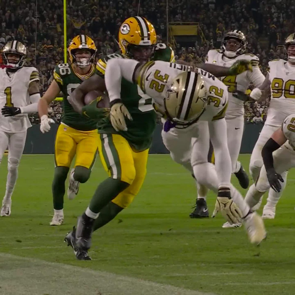 Josh Jacobs stiff-armed Tyrann Mathieu 😳