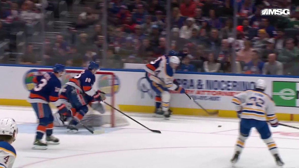 Dylan Cozens with ANOTHER awesome assist tonight! 🍎 The Buffalo Sabres are up big in this one.