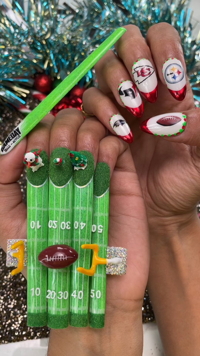 #クリスマスゲーム 観戦を盛り上げる最高にスペシャルなネイル💅🎄 by ilysmnails ✨ 🏈チーフス VS スティーラーズ 日本時間12月26日午前3時 🏈レイブンズ VS テキサンズ 日本時間12月26日午前6時30分 Netflixでライブ配信！ #NFL #NFLonNetflix