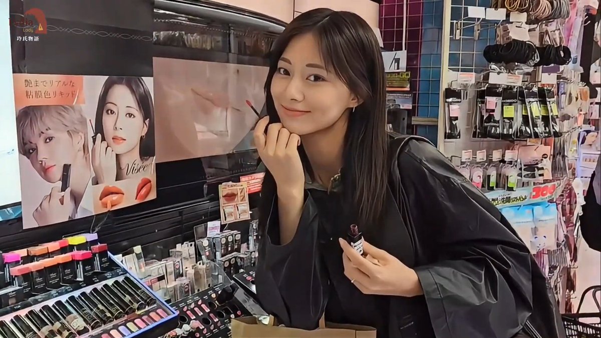 Tzuyu and Mama Chou posing with her Visée ads during their Japan trip 😭