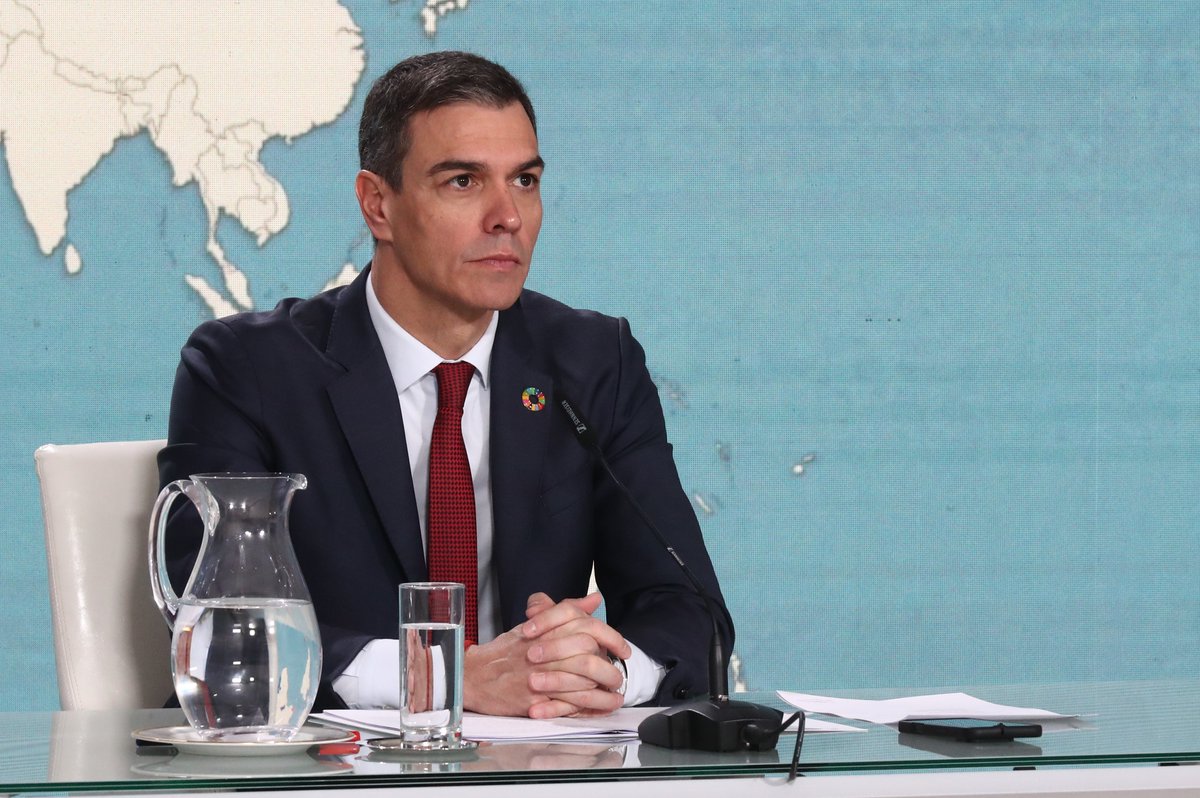 Quiero agradecer y reconocer el trabajo y sacrificio de los hombres y mujeres de nuestras Fuerzas Armadas. Dentro de España, como se está demostrando durante la emergencia provocada por la DANA. Y fuera de nuestras fronteras, donde demostráis nuestro compromiso con la paz y la seguridad. Lleváis el nombre de España por el mundo con honor y dignidad. Aunque esta Nochebuena estáis lejos, hoy todos estáis cerca, en el corazón de vuestros allegados. Felices Fiestas y muchos éxitos en vuestra misión.