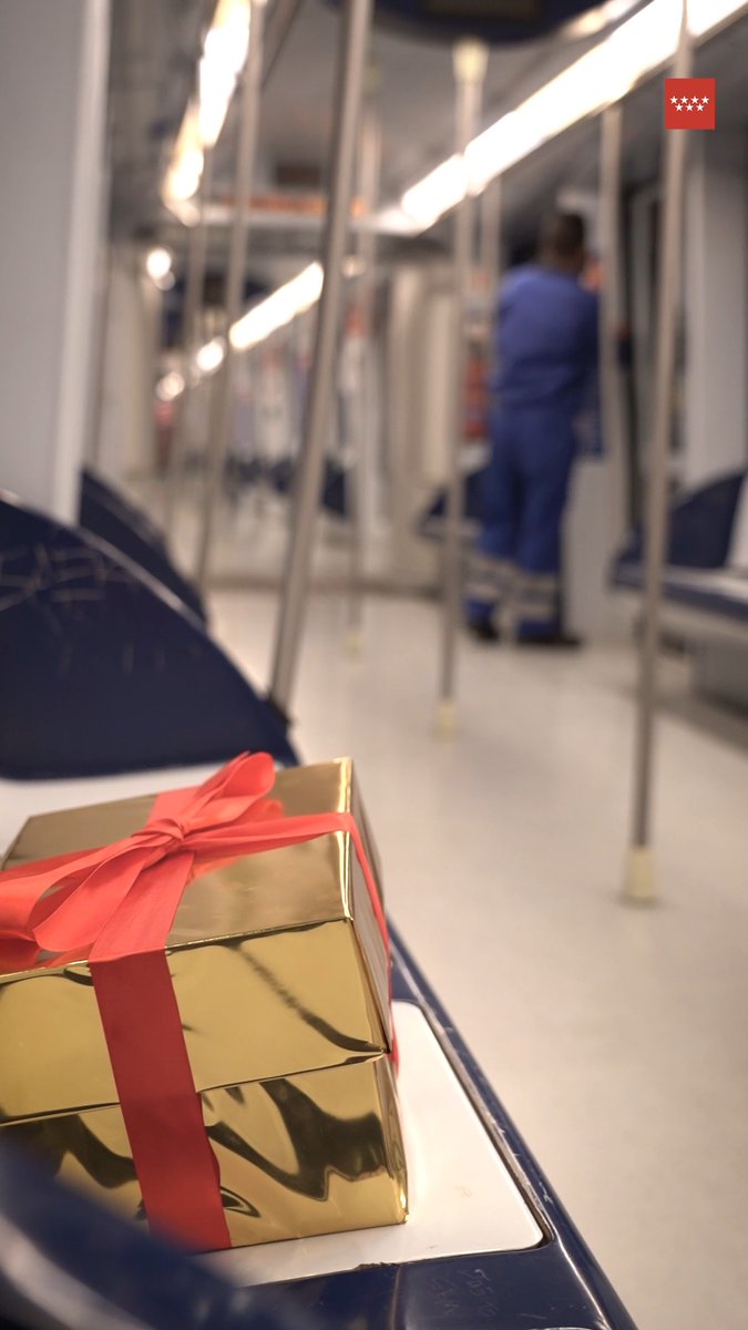 👏👏 ¡Esto sí que es un trabajo en equipo! 🤶🚇 Porque, como Papá Noel, en Metro también trabajamos para ti en Nochebuena. 🥂 ¡Felices Fiestas! #ElRegaloPerdidoDePapáNoel #ElViajeDeLaNavidad