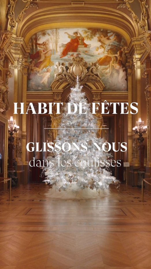 🎄 Le Palais Garnier est paré de ses plus beaux habits de fêtes ! ✨ Guirlandes lumineuses, boules en verre, tutus et nœuds scintillants : de somptueuses décorations ornent ce sapin de 6m de hauteur, niché au cœur du Grand Foyer.
