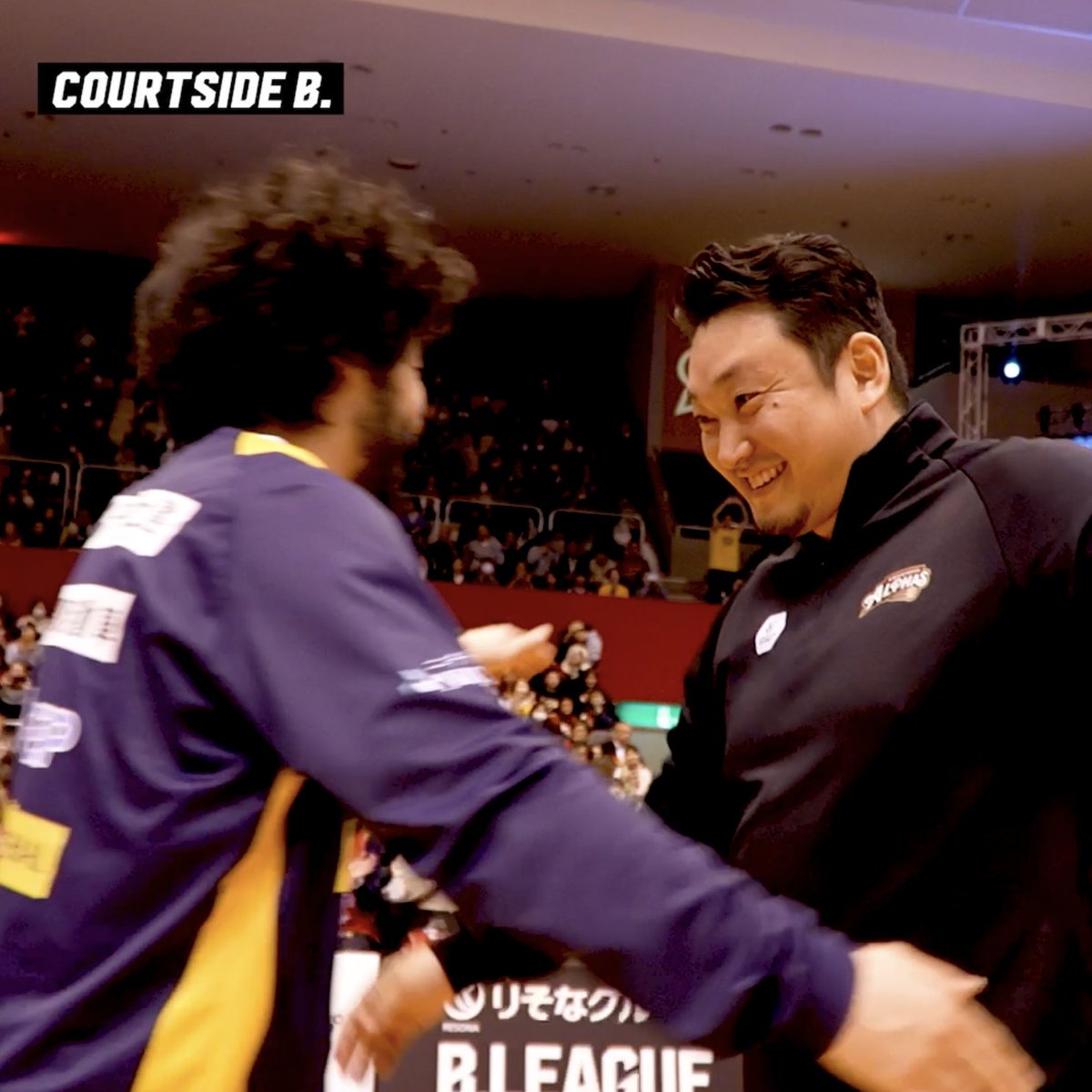 試合後、宇都宮の選手たちと握手を交わす越谷・安齋HC🤝 越谷アルファーズ 宇都宮ブレックス / UTSUNOMIYA BREX #COURTSIDE_B #りそなグループ #Bリーグ
